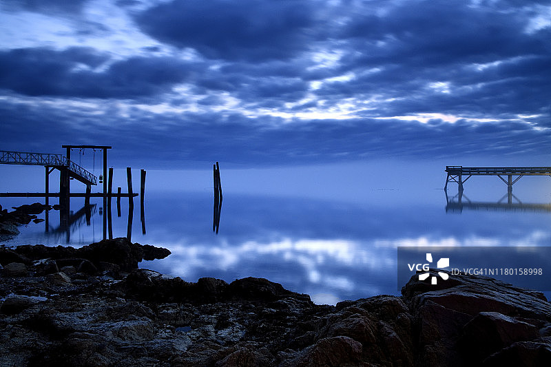 九月日出倒影图片素材