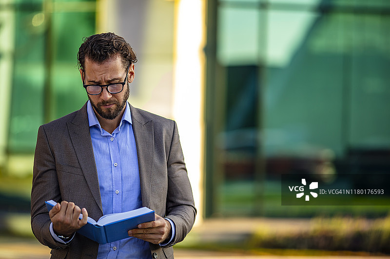 阅读帮助他拓展思路图片素材