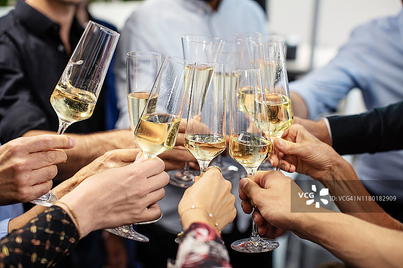 商务人士在办公室举杯香槟图片素材