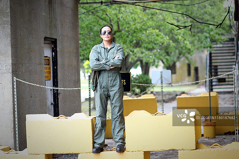 一位身穿飞行员制服的女性图片素材