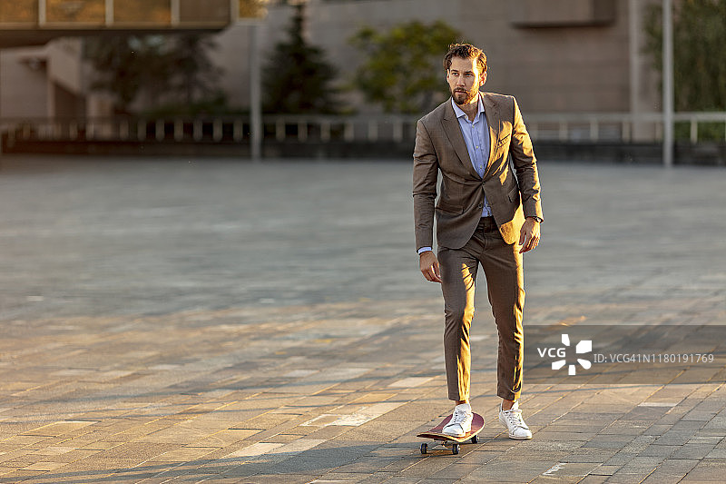 踩滑板的商人图片素材