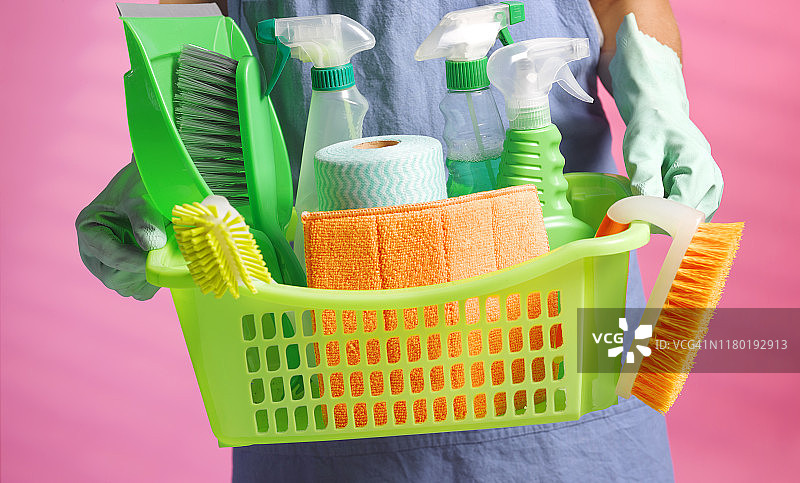 清洁工人拿着装满清洁剂和清洁设备的篮子图片素材