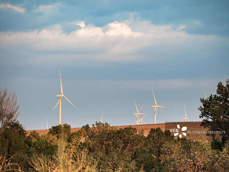 多台风力涡轮机在多云山丘上图片素材