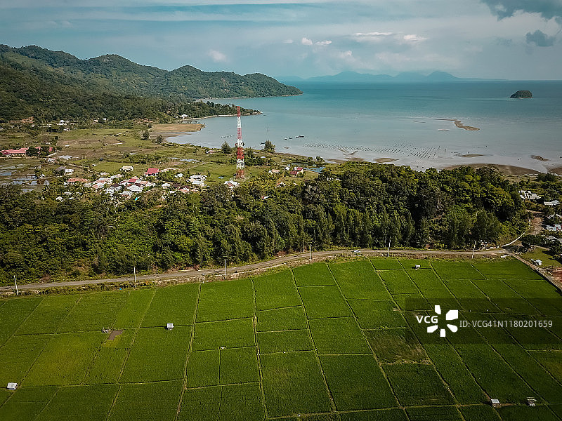 海滩附近的村庄景色图片素材