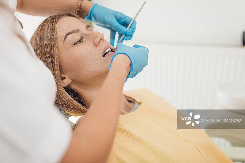 在看牙医图片素材