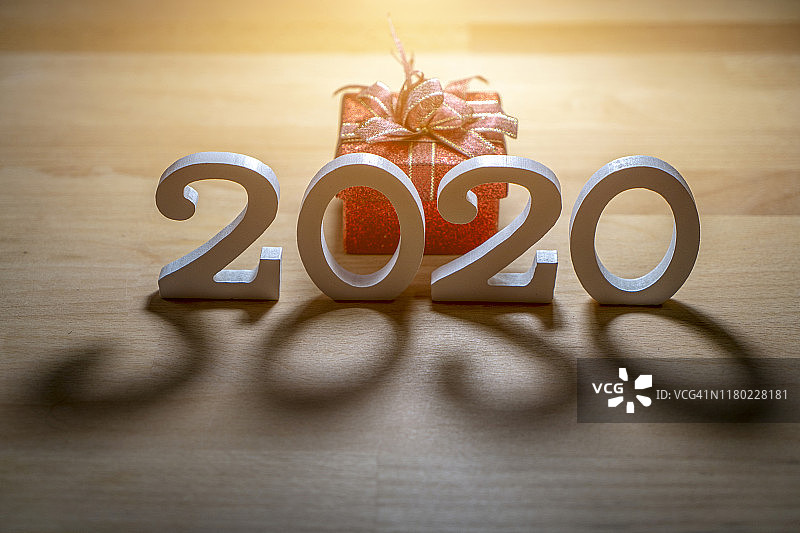 新年概念：从2019年到2020年，手动更换木块图片素材