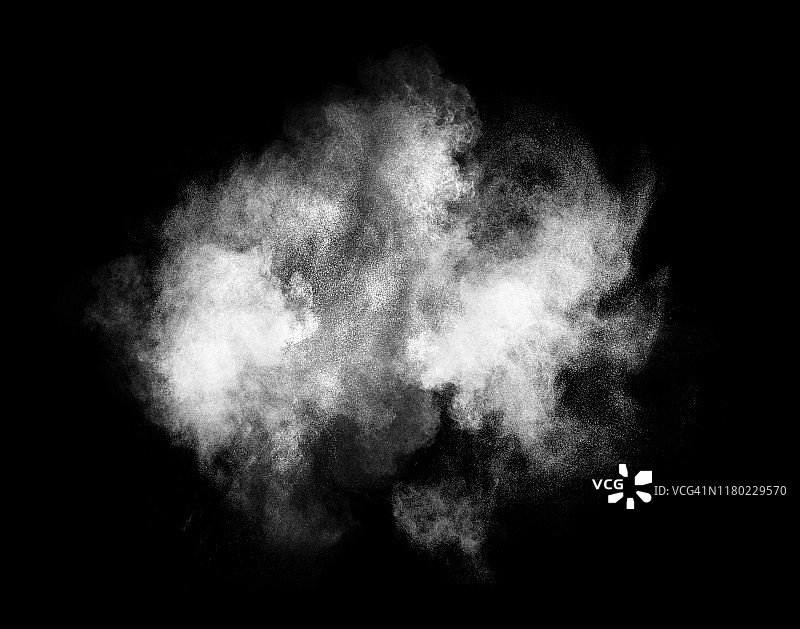 黑色背景上白色粉末颗粒云撞击爆炸图片素材