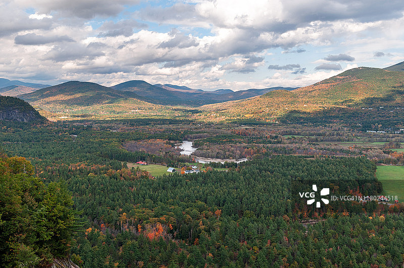美国新罕布什尔州康威大教堂崖瞭望台的秋叶景色图片素材
