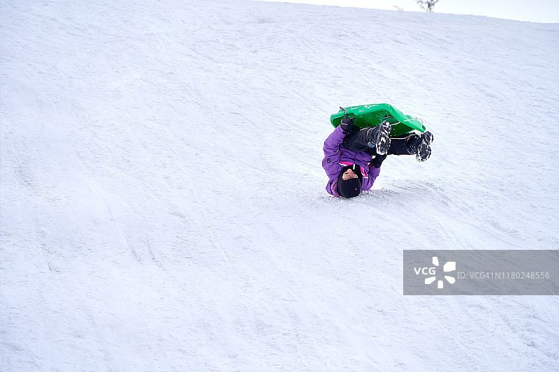 在雪山上快速滑雪的女孩，冬天人们在山上滑雪图片素材