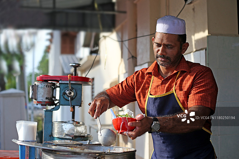 年长的商人 - 刨冰“煎蕊”（绿色米粉果冻）甜点图片素材