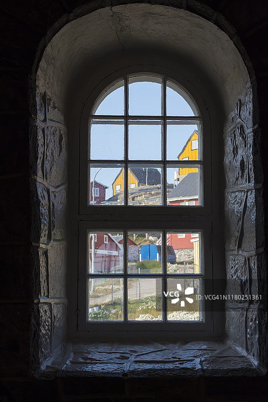 格陵兰乌马纳克：从教堂内看彩色房屋图片素材