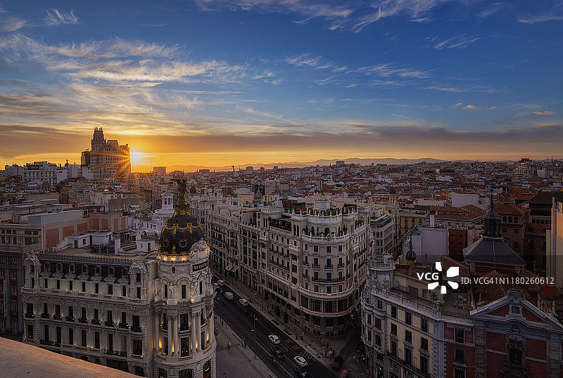 马德里上空的壮丽日落图片素材