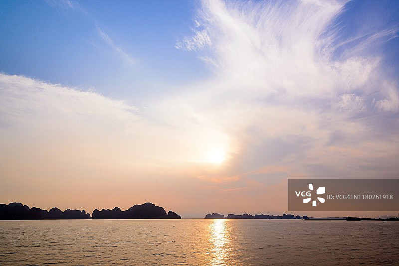 越南下龙湾的日落图片素材