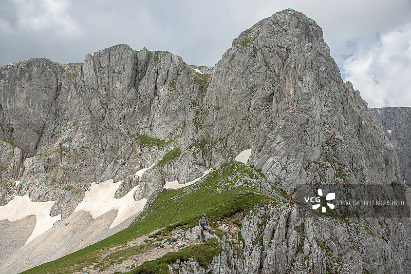 女人在黑山杜米托尔国家公园的山顶欣赏美景图片素材