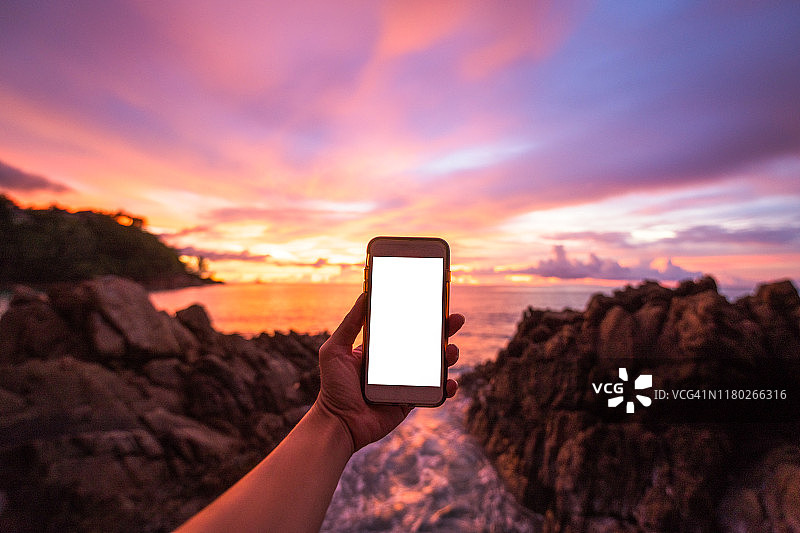 在海边用手机拍照图片素材