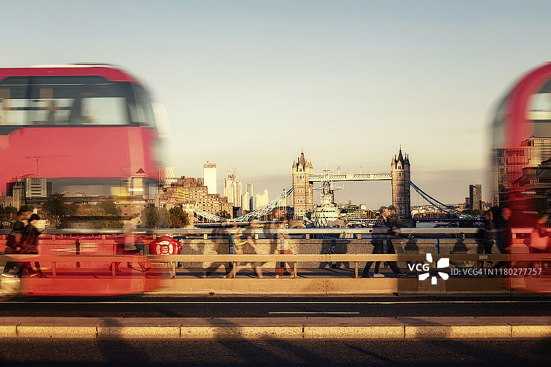 繁忙的交通：伦敦桥上的商务人士和双层巴士图片素材