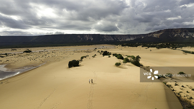 托坎廷斯州雅拉帕奥沙丘中行走的夫妇的航拍景色图片素材