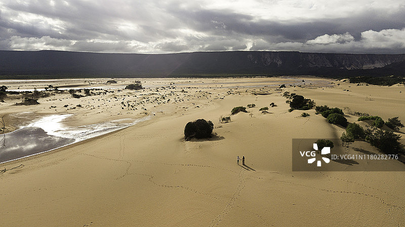 托坎廷斯州雅拉帕奥沙丘中行走的夫妇的航拍景色图片素材