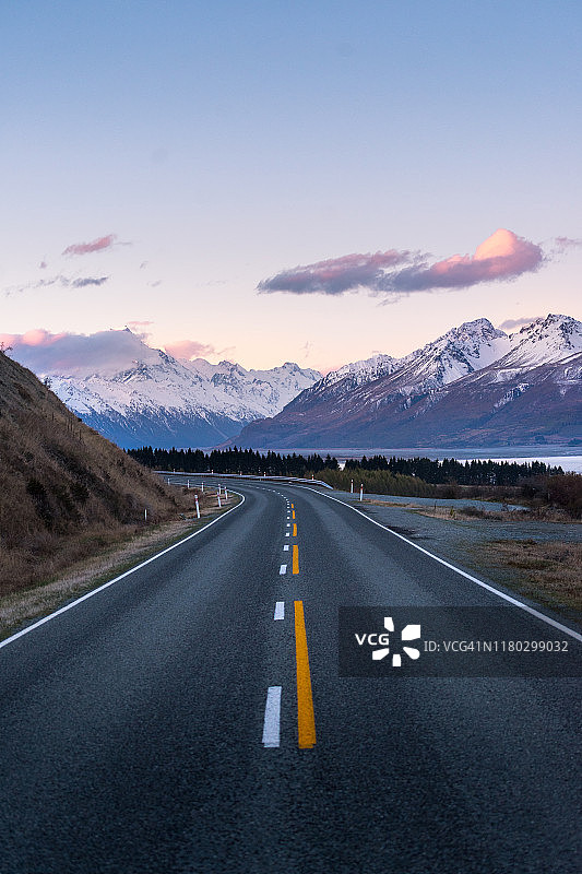新西兰日落时通往库克山的高山公路图片素材