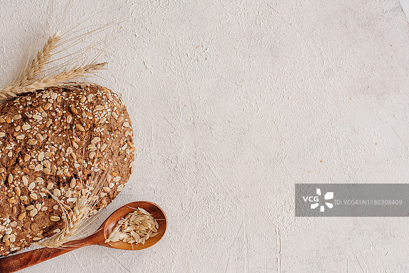 木桌上的新鲜面包，顶部视图，有文字空间图片素材