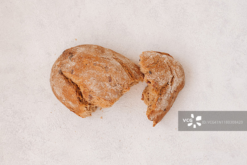 木桌上的新鲜面包，顶部视图，有文字空间图片素材