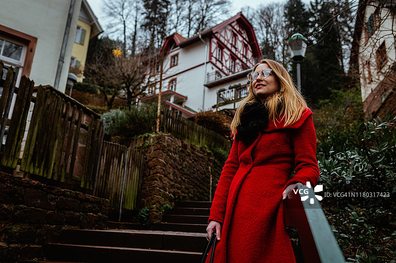 年轻时尚女性在海德堡享受冬日图片素材