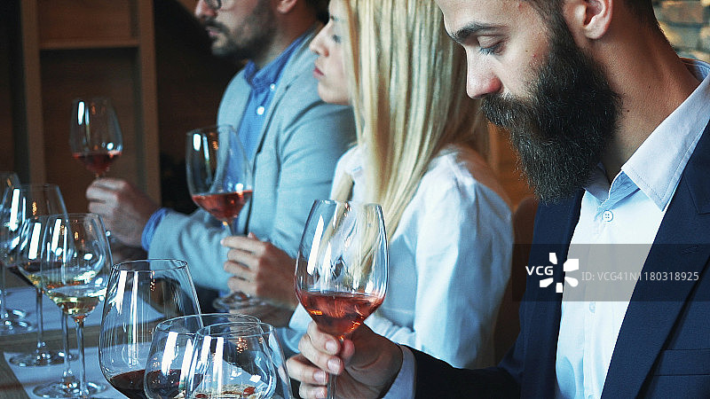 朋友一起品酒图片素材