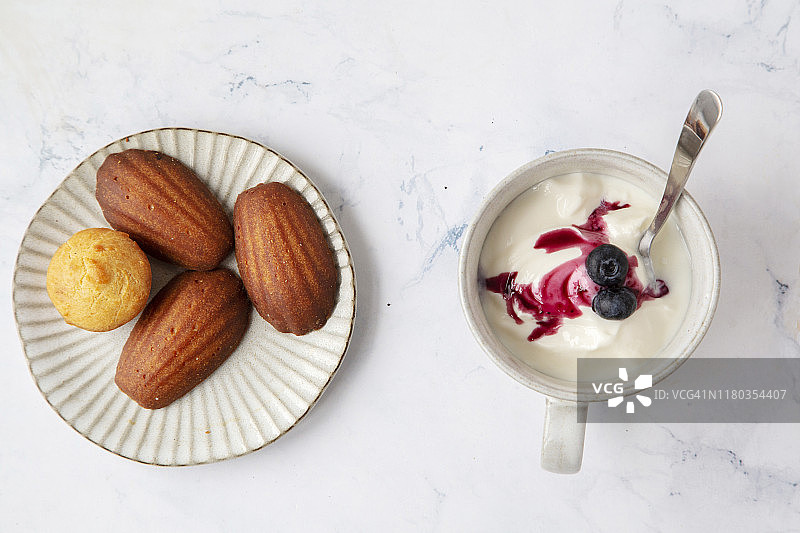 自制烘焙：蛋糕和酸奶图片素材