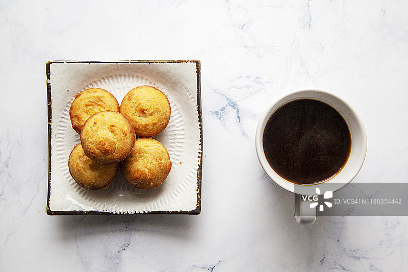 自制烘焙：纸杯蛋糕和咖啡图片素材