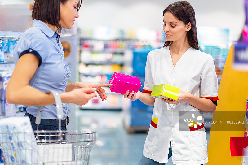 销售员协助顾客图片素材