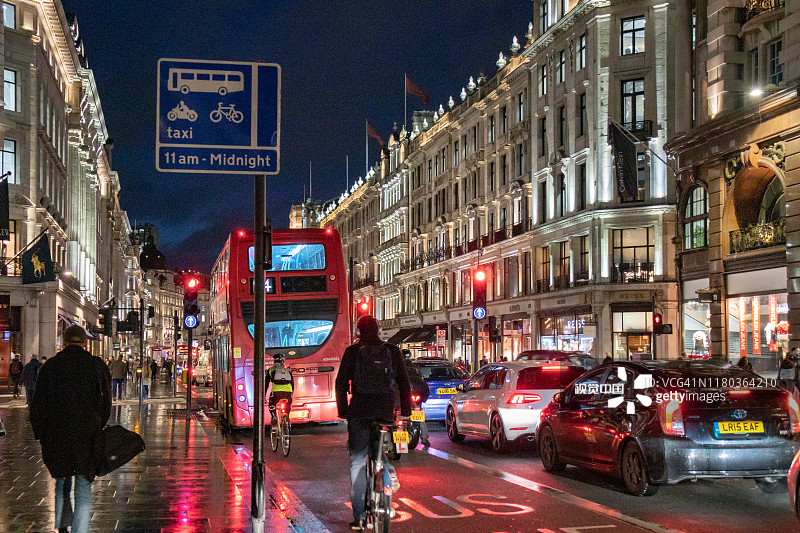 伦敦摄政街雨夜景色图片素材