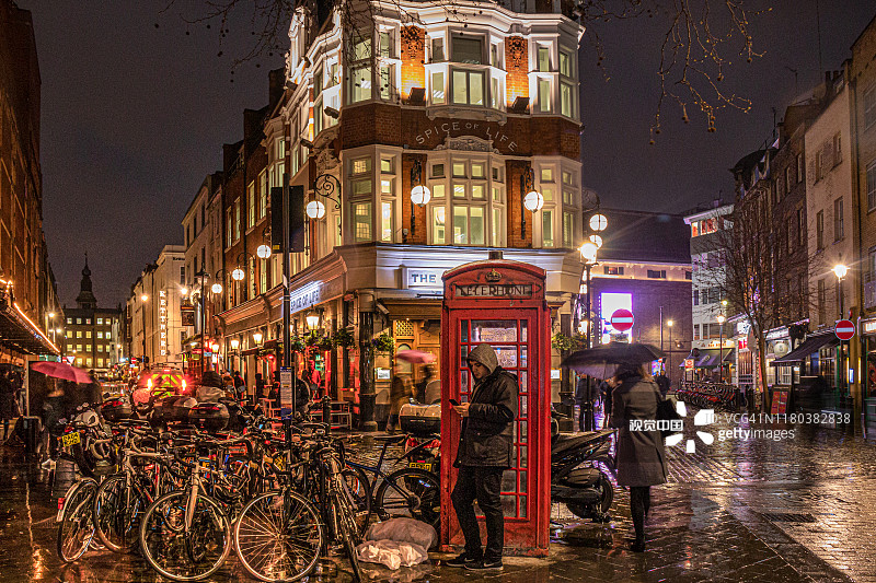 伦敦苏豪区的红色电话亭图片素材