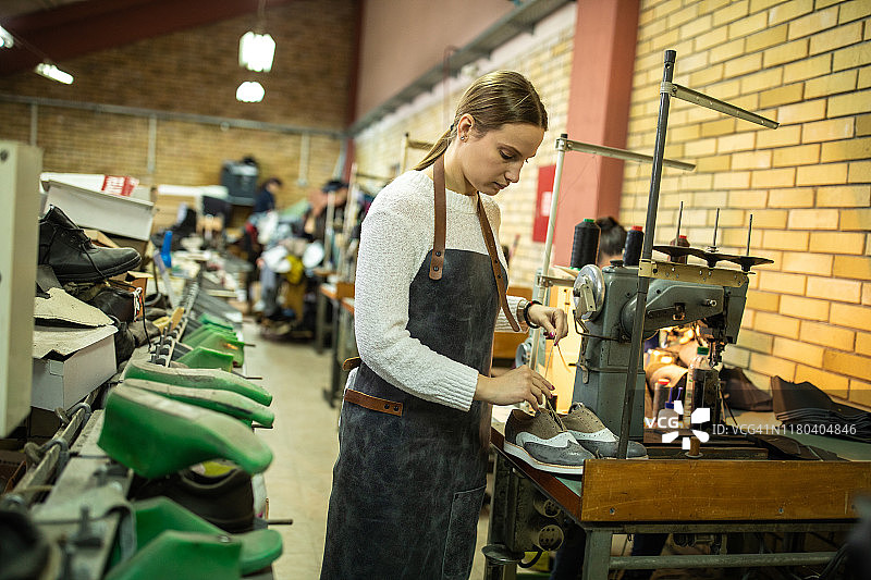 在工厂里系皮鞋鞋带图片素材