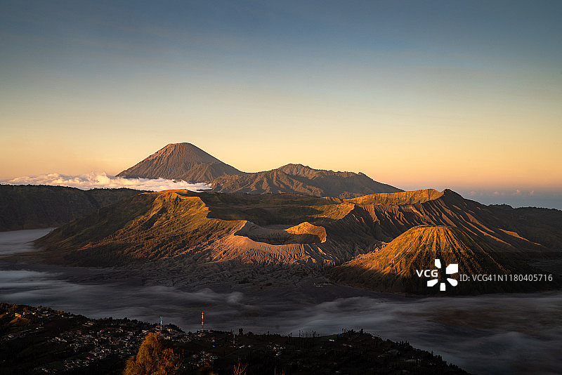 印度尼西亚爪哇岛布罗莫火山日出景观航拍，亚洲旅游概念图片素材