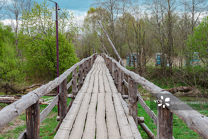 俄罗斯弗拉基米尔州基尔扎奇亚历山大公园内最长的木制人行桥图片素材