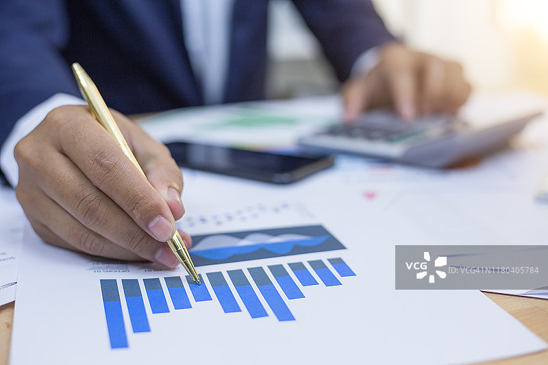 商人深入审查财务报告，分析投资回报或风险图片素材