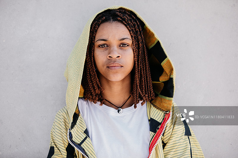 穿着帽衫的美丽年轻女子肖像图片素材