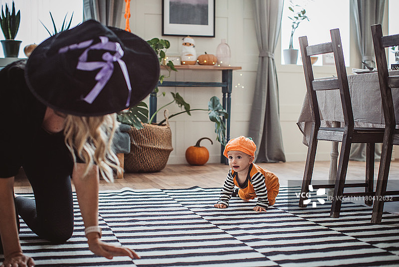 万圣节母亲和婴儿在爬行图片素材