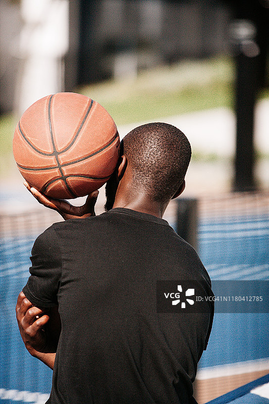 篮球运动员手持篮球的背影图片素材