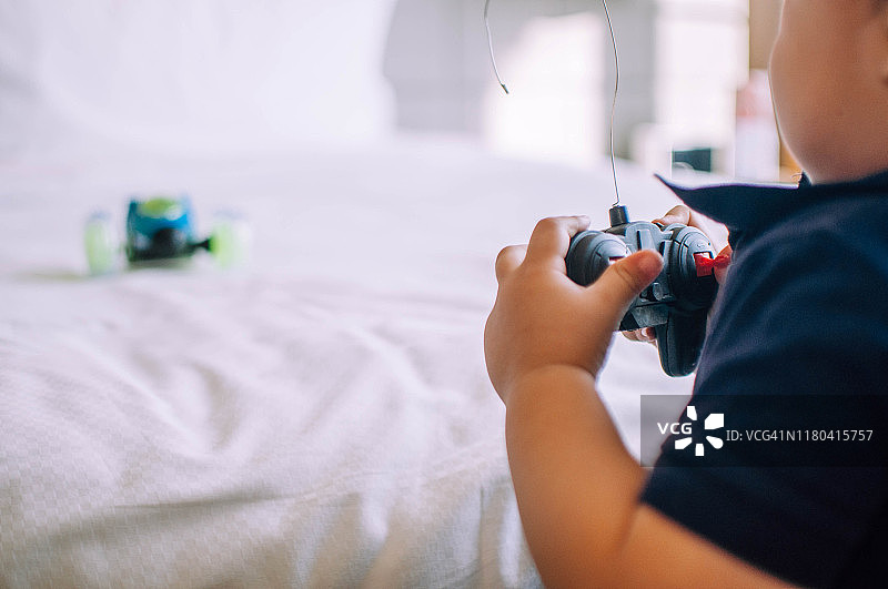 男童室内玩遥控车图片素材