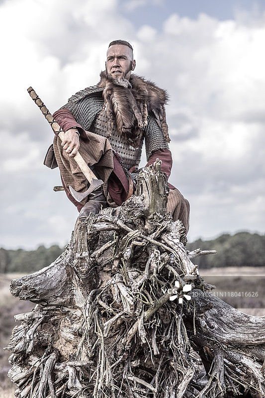 一个单独的维京战士在户外图片素材