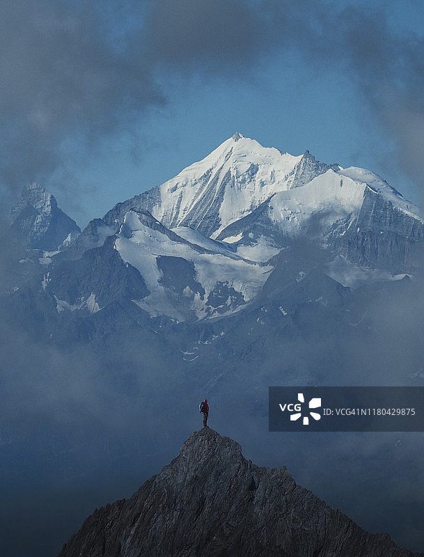 山顶上的一位孤独的登山者图片素材