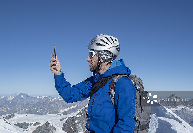 攀岩者使用智能手机图片素材