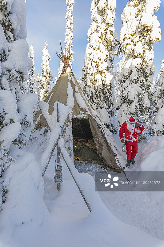 芬兰拉普兰，雪中帐篷外的圣诞老人图片素材