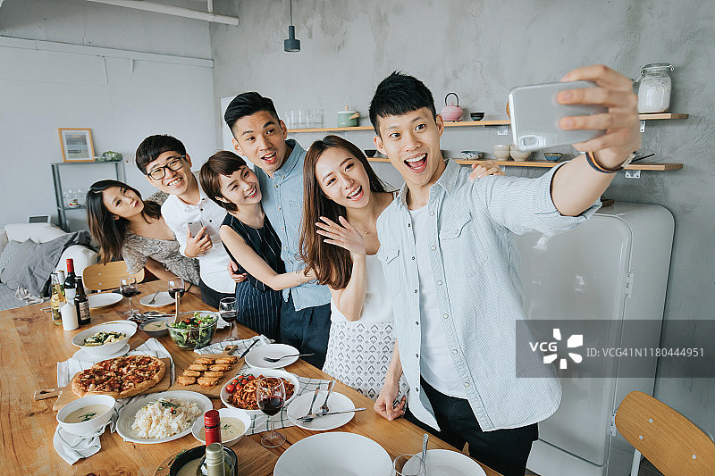 一群快乐的朋友在聚会上自拍，庆祝和享受美食图片素材