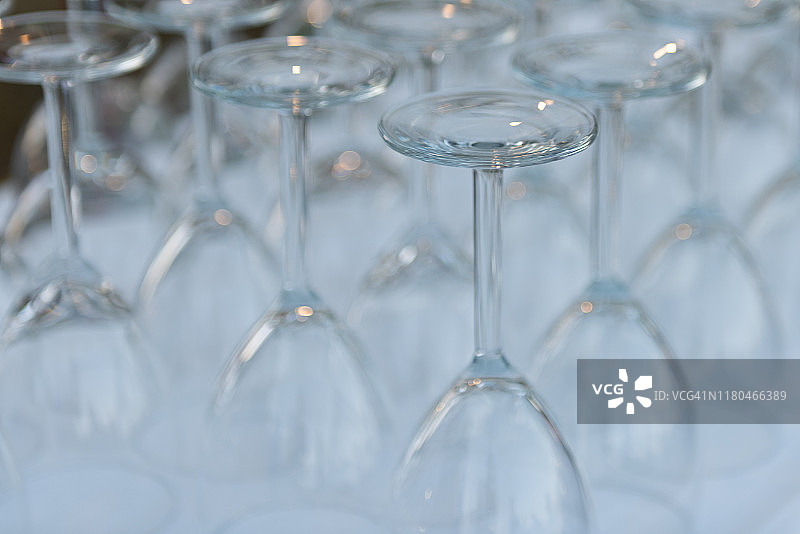 准备倒酒——空酒杯图片素材