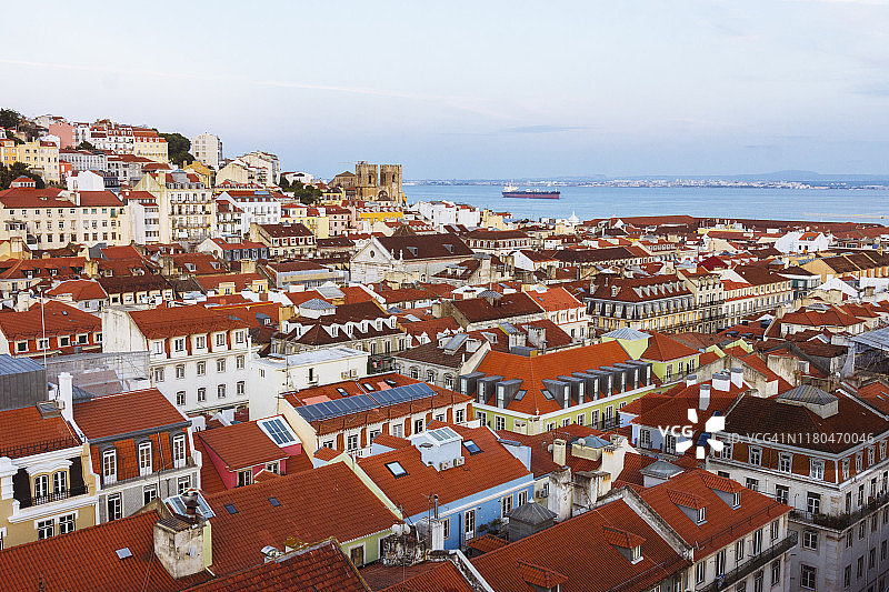 里斯本大教堂和拜萨区概览图片素材