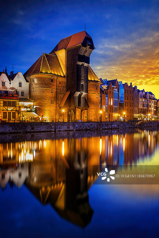 波兰格但斯克老城夜景中的中世纪港口起重机图片素材