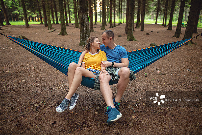 情侣吊床休闲时光图片素材