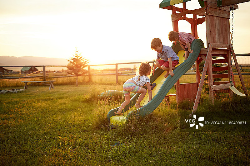 玩耍的孩子图片素材